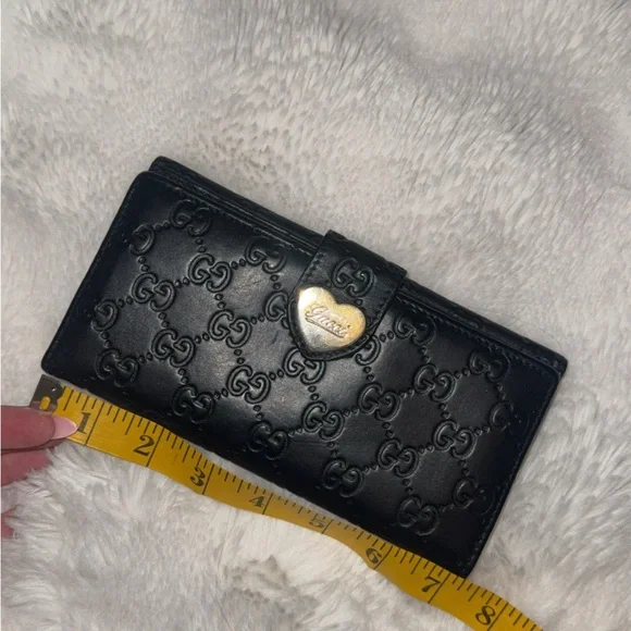 Large Vintage Gucci Black Embossed Leather GG Heart buckle Wallet - Picture 4 of 7